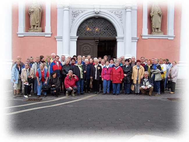 Wanderfreunde vor der Basilika in Prüm Wanderfreunde vor der Basilika in Prüm