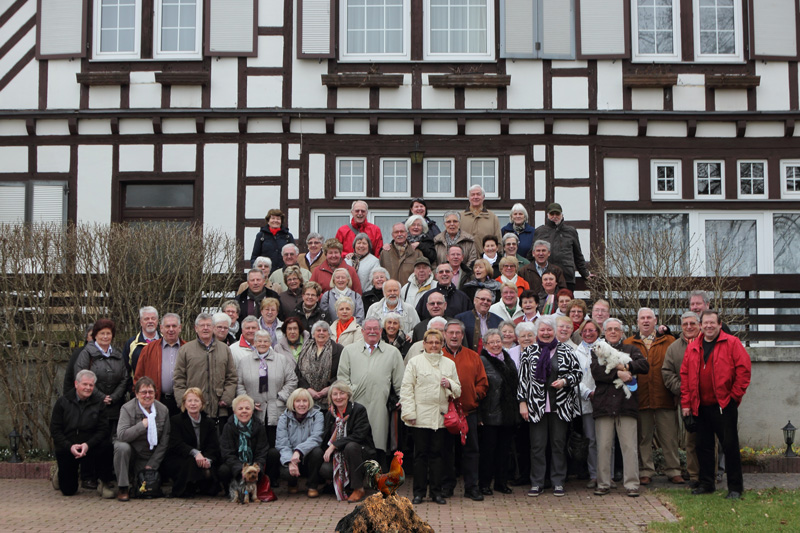 Wanderfeunde vor dem Jagdschloss Pleitzenhausen