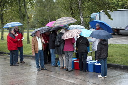 Sektfrühstück im Dauerregen.